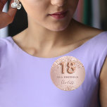 18. Geburtstag Rose Goldblush Glitzer Namensschild Button<br><div class="desc">Elegantes,  klassisches,  glamouröses und mädchenhaftes Namensschild für eine 18. Geburtstagsfeier. Rose Gold und Farbverlauf. Dekoriert mit Rose Gold,  Imitat Glitzer,  Glitzern. Personalisieren und einen Namen hinzufügen. Der Name ist mit einem modernen,  dunklen Rose gefärbten Handschrift geschrieben. Nummer 18 wird mit einem Schriftart im Ballonstil geschrieben.</div>