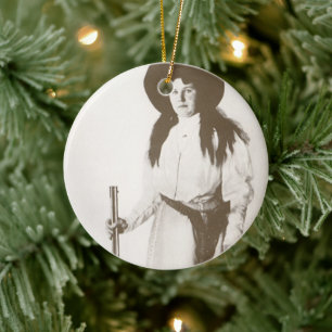 1910 Foto Portrait eines Cowgirl Holding a Rifle Keramikornament