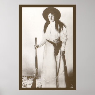 1910 Fotoporträt einer Cowgirl mit Gewehr Poster