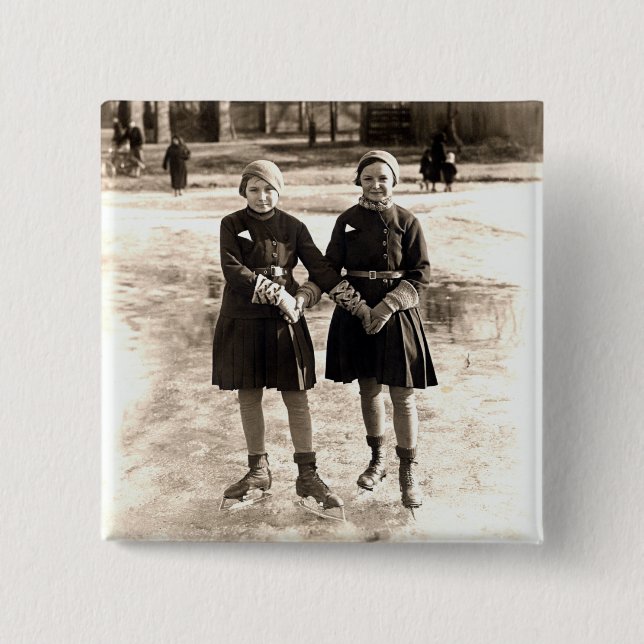 1925 Freundinnen beim Eislaufen Button (Vorderseite)