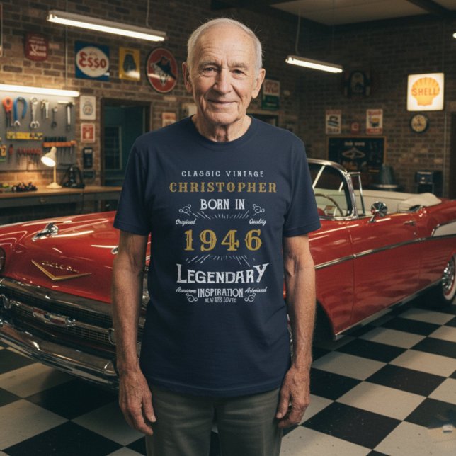 1946 Geburtstag Personalisiert Legendary Blue T-Shirt (1946 t-shirt worn in a car garage)