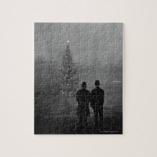 1948: Zwei Polizisten betrachten den Weihnachtsbau Puzzle
