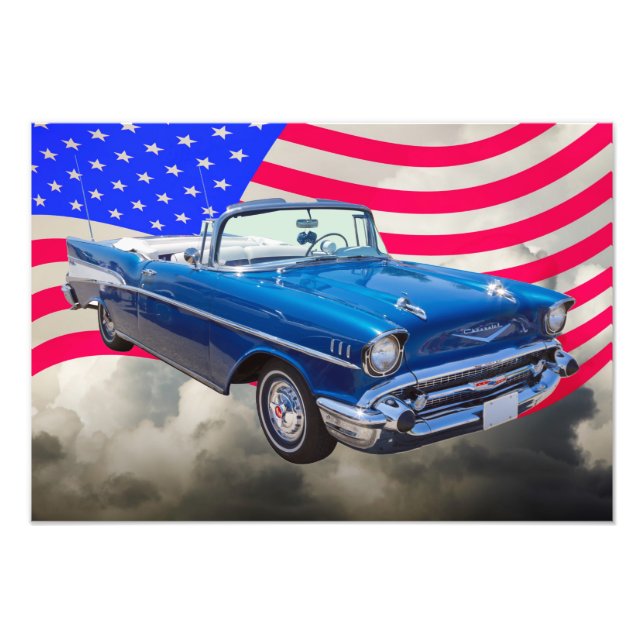 1957 Chevrolet Bel Air mit amerikanischer Flagge Fotodruck (Vorne)