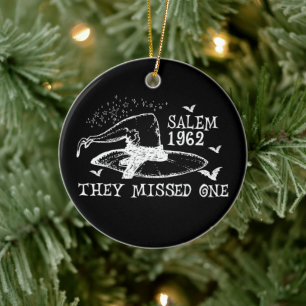 1962 Sie verpassten eine Salem-Hexen-Halloween Keramik Ornament