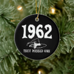1962 versäumten sie ein Salem HexenHalloween Keramik Ornament<br><div class="desc">1962 versäumten sie ein Salem HexenHalloween</div>