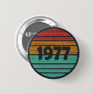 1977 Geborenes Vintage-Geburtstagsgeschenk Button