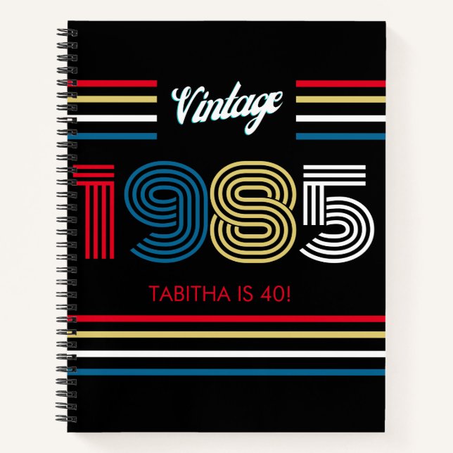 1985 Retro Stripe Numbers 1985 Spiral Notebook Notizbuch (Vorderseite)