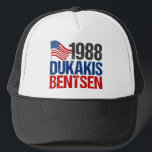 1988 Vintage Wahl von Dukakis Bentsen Truckerkappe<br><div class="desc">Ein cooles Retro-politisches Geschenk für jemanden,  der sich an das demokratische Duo Michael Dukakis und Lloyd Bentsen erinnert. Ich vermisse die 80er-Wahlen.</div>