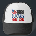 1988 Vintage Wahl von Dukakis Bentsen Truckerkappe<br><div class="desc">Ein cooles Retro-politisches Geschenk für jemanden,  der sich an das demokratische Duo Michael Dukakis und Lloyd Bentsen erinnert. Ich vermisse die 80er-Wahlen.</div>
