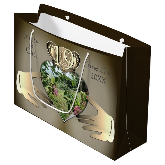 19.8. Bronze Foto Jubiläum Claddaugh Große Geschenktüte (Vorderseite Schrägansicht)