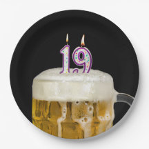 19. Geburtstagsbier auf schwarzem Papierplatten