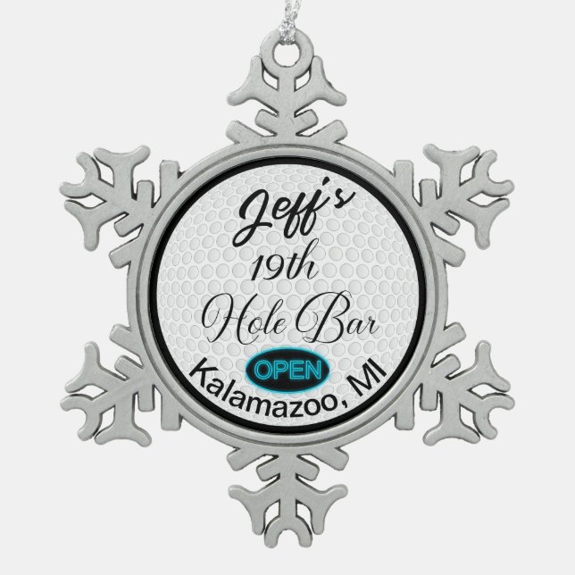 19. Loch Bar Personalisiert Golf Ball Design Bar Schneeflocken Zinn-Ornament (Vorderseite)