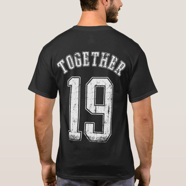 19 zusammen T-Shirt (Rückseite)