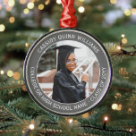 1 Foto Abschluss Elegant Einfach grau und weiß Ornament Aus Metall<br><div class="desc">Herzlichen Glückwunsch an den Absolventen! Gedenken Sie den Abschluss Tag mit einem maßgeschneiderten Foto grau-weiß Premiummetall rund um Weihnachtsschmuck. Das Bild und der gesamte Text auf dieser Vorlage sind einfach anzupassen. Beinhaltet ein beliebtes inspirierendes Zitat, motivierend Sprichwort, Schulname und -abschluss, Glückwünsche, vielen Dank an Mama und Papa, oder eine andere...</div>