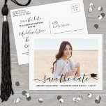 1 Foto Abschluss Modernes Skript Save the Date Ankündigungspostkarte<br><div class="desc">Teilen Sie die freudige Nachricht von einer bevorstehenden Graduiertenparty mit modernem Foto Save the Date Postkarteneinladungen. Das Bild und die Formulierung auf dieser Vorlage sind einfach zu personalisieren mit dem Graduiertennamen, Klassenjahr und anderen Ankündigungsdetails Ihrer Wahl. Alle Farben können auch mit dem Zazzle Design Tool angepasst werden. Das Schwarz-Weiß-Design zeichnet...</div>