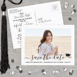 1 Foto Abschluss Modernes Skript Save the Date Ankündigungspostkarte<br><div class="desc">Teilen Sie die freudige Nachricht von einer bevorstehenden Graduiertenparty mit modernem Foto Save the Date Postkarteneinladungen. Das Bild und die Formulierung auf dieser Vorlage sind einfach zu personalisieren mit dem Graduiertennamen, Klassenjahr und anderen Ankündigungsdetails Ihrer Wahl. Alle Farben können auch mit dem Zazzle Design Tool angepasst werden. Das Schwarz-Weiß-Design zeichnet...</div>