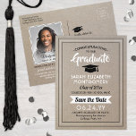1 FOTO ABSCHLUSS SAVE THE DATE IMITATE ANKÜNDIGUNGSPOSTKARTE<br><div class="desc">Teilen Sie die freudigen Neuigkeiten über Ihre bevorstehende Graduiertenparty sowie ein Lieblingsfoto mit diesen schwarzen, weißen und Imitate Kraftpapier Save the Date Postkarteneinladungen. Foto und alle Texte sind einfach zu anpassen. (IMAGE PLACEMENT TIP: Eine einfache Möglichkeit, ein Foto genau so zu zentrieren, wie Sie es gewollt haben, ist es, es...</div>