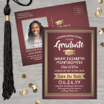 1 Foto Burgund und Gold Abschluss Save the Date Ankündigungspostkarte<br><div class="desc">Teilen Sie die freudigen Neuigkeiten über Ihre bevorstehende Abschlussfeier sowie ein Lieblingsfoto mit diesen eleganten Bordeaux- und Imitat-Goldfolie Save the Date Postkarteneinladungen. Foto und alle Texte sind einfach zu anpassen. (IMAGE PLACEMENT TIP: Eine einfache Möglichkeit, ein Foto genau so zu zentrieren, wie Sie es gewollt haben, ist es, es einzuschneiden,...</div>
