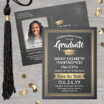 1 Foto Chalkboard & Gold Abschluss Save the Date Ankündigungspostkarte<br><div class="desc">Teilen Sie die freudige Neuigkeit Ihrer nächsten Abschlussfeier sowie ein Lieblingsfoto mit diesen eleganten Imitate Chalkboard und Gold Save the Date Postkarteneinladungen. Foto und alle Texte sind einfach zu anpassen. (IMAGE PLACEMENT TIP: Eine einfache Möglichkeit, ein Foto genau so zu zentrieren, wie Sie es gewollt haben, ist es, es einzuschneiden,...</div>