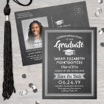 1 Foto Chalkboard Grau Abschluss Save the Date Ankündigungspostkarte<br><div class="desc">Teilen Sie die freudigen Neuigkeiten über Ihre bevorstehende Abschlussfeier und ein Lieblingsfoto mit diesen schwarzen Imitate-Chalkboard, weiß und silber Save the Date Postkarteneinladungen. Foto und alle Texte sind einfach zu anpassen. (IMAGE PLACEMENT TIP: Eine einfache Möglichkeit, ein Foto genau so zu zentrieren, wie Sie es gewollt haben, ist es, es...</div>