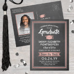 1 Foto Chalkboard & Pink Abschluss Save the Date Ankündigungspostkarte<br><div class="desc">Teilen Sie die freudigen Neuigkeiten über Ihre bevorstehende Abschlussfeier sowie ein Lieblingsfoto mit diesen eleganten Imitate Chalkboard und rosa Rosengoldgold Save the Date Postkarteneinladungen. Foto und alle Texte sind einfach zu anpassen. (IMAGE PLACEMENT TIP: Eine einfache Möglichkeit, ein Foto genau so zu zentrieren, wie Sie es gewollt haben, ist es,...</div>