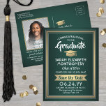 1 Foto Green Gold White Abschluss Save the Date Ankündigungspostkarte<br><div class="desc">Teilen Sie die freudigen Neuigkeiten über Ihre bevorstehende Abschlussfeier sowie ein Lieblingsfoto mit diesen eleganten, grünen, weißen und goldfarbenen Postkarteneinladungen Save the Date. Foto und alle Texte sind einfach zu anpassen. (IMAGE PLACEMENT TIP: Eine einfache Möglichkeit, ein Foto genau so zu zentrieren, wie Sie es gewollt haben, ist es, es...</div>