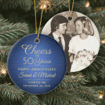 1 Foto JEDER Jubiläumsjubiläum Cheers Brushed Blue Keramik Ornament<br><div class="desc">Glücklicher Jahrestag! Feiern Sie jedes Jahr Hochzeitstag mit einem individuellen Foto Blau und Gold rund Keramik Ornament. Bild, Anzahl der Jahre, Paarnamen und Ehedatum auf dieser Vorlage sind einfach zu personalisieren. Das Design besticht durch marineblaue Imitate mit gebürstetem metallischem Hintergrund, Typografie im Stil Vintager Kunst im Deko, elegante Schriftzeichen und...</div>