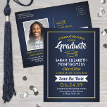 1 Foto Navy Blue & Gold Abschluss Save the Date Ankündigungspostkarte<br><div class="desc">Teilen Sie die freudigen Neuigkeiten über Ihre bevorstehende Abschlussfeier und ein Foto mit diesen marineblauen, blauen, goldenen und weißen, Save the Date Postkarteneinladungen. Foto und alle Texte sind einfach zu anpassen. (IMAGE PLACEMENT TIP: Eine einfache Möglichkeit, ein Foto genau so zu zentrieren, wie Sie es gewollt haben, ist es, es...</div>