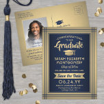 1 Foto Navy Blue & Gold Abschluss Save the Date Ankündigungspostkarte<br><div class="desc">Teilen Sie die freudige Nachricht von einer bevorstehenden Abschlussfeier mit benutzerdefinierten Foto Marine blau und Imitats Gold-Folie Save the Date Postcard Einladungen. Das Bild und die Formulierung auf dieser Vorlage sind einfach zu personalisieren mit dem Graduiertennamen, Klassenjahr und anderen Ankündigungsdetails Ihrer Wahl. Das Design besticht durch eine elegante gestreifte Grenze,...</div>