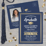 1 Foto Navy Blue & Gold Abschluss Save the Date Ankündigungspostkarte<br><div class="desc">Teilen Sie die freudigen Neuigkeiten über Ihre bevorstehende Abschlussfeier sowie ein Lieblingsfoto mit diesen eleganten, blau, weiß und gold Save the Date Postkarten-Einladungen. Foto und alle Texte sind einfach zu anpassen. (IMAGE PLACEMENT TIP: Eine einfache Möglichkeit, ein Foto genau so zu zentrieren, wie Sie es gewollt haben, ist es, es...</div>