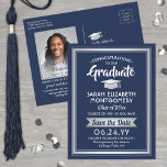 1 Foto Navy Blue & White Abschluss Save the Date Ankündigungspostkarte<br><div class="desc">Teilen Sie die freudigen Neuigkeiten über Ihre bevorstehende Abschlussfeier sowie ein Lieblingsfoto mit diesen eleganten marineblauen, blauen und silbernen Imitate Save the Date Postkarteneinladungen. (IMAGE PLACEMENT TIP: Eine einfache Möglichkeit, ein Foto genau so zu zentrieren, wie Sie es gewollt haben, ist es, es einzuschneiden, bevor Sie es auf die Zazzle-Website...</div>