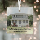 1 Foto Neu Zuhause 1. Weihnachts Einfache Black Sc Ornament Aus Glas<br><div class="desc">Feiern Sie die Freude an Ihrem neuen Ort mit einem maßgeschneiderten Foto "Erste Weihnachten in unserer neuen Zuhause" quadratische Glasschmuck. Bild und alle Formulierungen auf dieser Vorlage sind einfach zu personalisieren. Das moderne minimalistische Schwarz-Weiß-Overlay-Design bietet ein Bild Ihrer Wahl und eine handgeschriebene Schrift-Typografie-Nachricht, Name und Jahr. Dieser einzigartige Familiensaft fügt...</div>