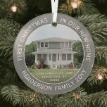 1 Foto Neue Zuhause-Adresse Erste Weihnachtsgraue Ornament Aus Glas<br><div class="desc">Feiern Sie die Freude an Ihrem neuen Ort mit dem Foto "Erste Weihnachten in unserer neuen Zuhause" graue und weiße runde Glasschmuck. Bild und Text auf dieser Vorlage sind einfach zu personalisieren. (IMAGE & TEXT DESIGN TIPS: 1) Um die Position des Textes anzupassen, fügen Sie Leerzeichen am Anfang oder Ende...</div>