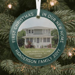 1 Foto Neue Zuhause-Adresse Erstes Weihnachtsgrün Ornament Aus Glas<br><div class="desc">Feiern Sie die Freude an Ihrem neuen Ort mit dem Foto "Erste Weihnachten in unserer neuen Zuhause", grün-weiß runden Glasschmuck. Bild und Text auf dieser Vorlage sind einfach zu personalisieren. (IMAGE & TEXT DESIGN TIPS: 1) Um die Position des Textes anzupassen, fügen Sie Leerzeichen am Anfang oder Ende ein. 2)...</div>