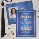 1 Foto Pinselblau Abschluss Save the Date Ankündigungspostkarte<br><div class="desc">Teilen Sie die freudige Neuigkeit Ihrer nächsten Abschlussfeier sowie ein Lieblingsfoto mit diesen eleganten blau-goldenen Imitaten metallische Postkarteneinladungen Save the Date. Foto und alle Texte sind einfach zu anpassen. (IMAGE PLACEMENT TIP: Eine einfache Möglichkeit, ein Foto genau so zu zentrieren, wie Sie es gewollt haben, ist es, es einzuschneiden, bevor...</div>