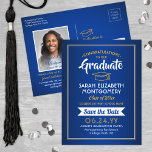 1 Foto Royal Blue & Gold Abschluss Save the Date Ankündigungspostkarte<br><div class="desc">Teilen Sie die freudigen Neuigkeiten über Ihre bevorstehende Abschlussfeier sowie ein Bild mit diesen königsblauen, goldenen und weißen Save the Date Postkarteneinladungen. Foto und alle Texte sind einfach zu anpassen. (IMAGE PLACEMENT TIP: Eine einfache Möglichkeit, ein Foto genau so zu zentrieren, wie Sie es gewollt haben, ist es, es einzuschneiden,...</div>