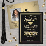 1 Foto Schwarz/Gold Abschluss Save the Date Ankündigungspostkarte<br><div class="desc">Erleben Sie die freudige Neuigkeit einer bevorstehenden Abschlussfeier sowie ein Lieblingsfoto mit diesen eleganten Schwarz-Gold-Einladungen Save the Date auf der Postkarte. Foto und alle Texte sind einfach zu anpassen. (IMAGE PLACEMENT TIP: Eine einfache Möglichkeit, ein Foto genau so zu zentrieren, wie Sie es gewollt haben, ist es, es einzuschneiden, bevor...</div>