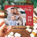 1 Foto Weihnachtsbogen modern minimalistisch rot Feiertagskarte<br><div class="desc">Diese elegante und moderne Weihnachtsgrüßkarte zeichnet sich durch ein minimalistisches Design aus,  das 1 Ihrer Lieblingsbilder in einem trendigen Bogen zeigt. Einfach mit Ihrem Familiennamen und dem aktuellen Jahr in stilvollen Serif-Schriftart auf festlichem rotem Hintergrund anpassbar.</div>