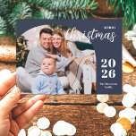 1 Foto Weihnachtsgeschoss modern minimalistisch Feiertagskarte<br><div class="desc">Diese elegante und moderne Weihnachtsgrüßkarte zeichnet sich durch ein minimalistisches Design aus,  das 1 Ihrer Lieblingsbilder in einem trendigen Bogen zeigt. Einfach anpassbar mit Ihrem Familiennamen und dem aktuellen Jahr in stilvollen Serif-Schriftart auf klassisch blauem Hintergrund.</div>