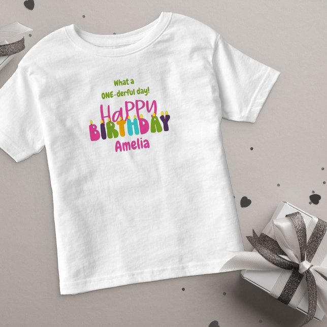 1. Geburtstag Eintöniger Tag farbenfrohe Kerzen Kleinkind T-shirt (Von Creator hochgeladen)