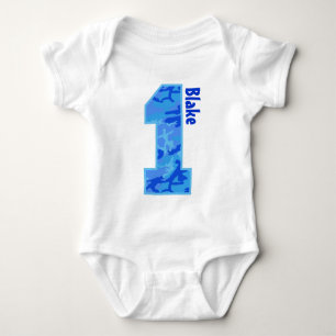 1. Geburtstagsjunge Camouflage 1 Jahr alt mit dem Baby Strampler