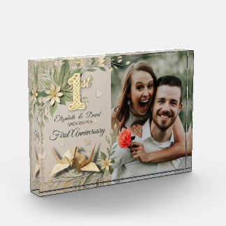 1. Hochzeitspapier-Jubiläum Papercut-Kran Foto