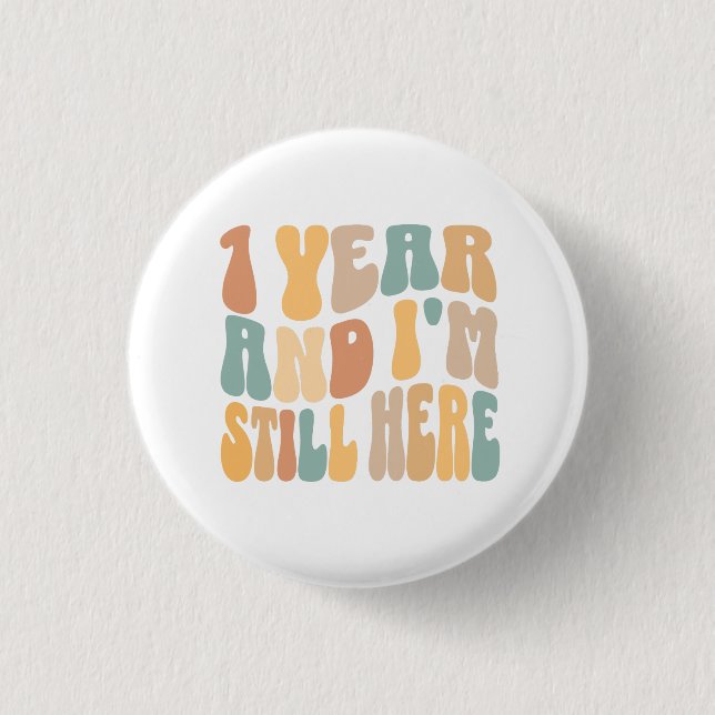 1 Jahr und ich bin immer noch hier 1. Arbeitsjubil Button (Vorderseite)