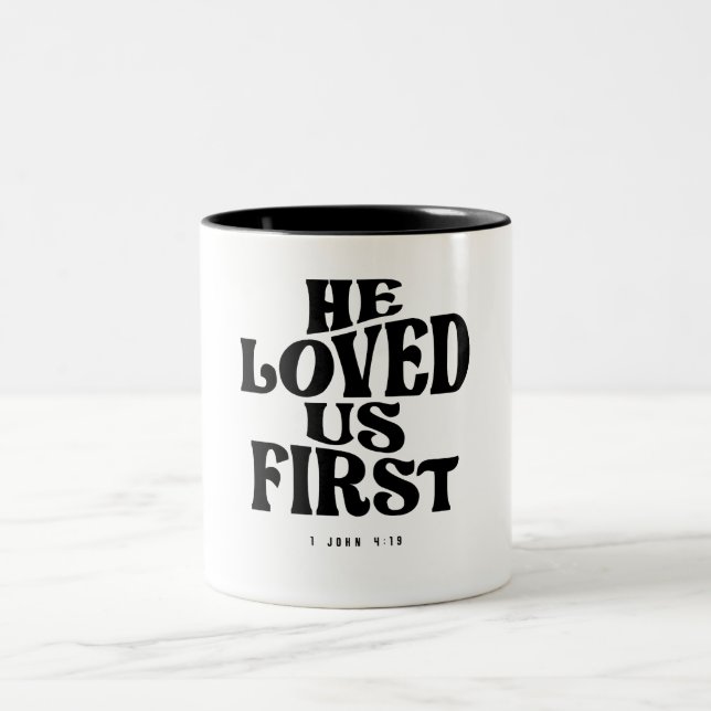 1 John 4:19 Er liebte uns zuerst - Christliches Zi Zweifarbige Tasse (Mittel)