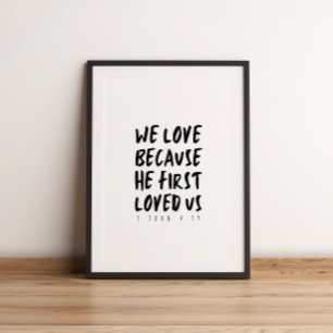 1 John 4:19 Wir Liebe, weil er uns zum ersten Mal  Poster