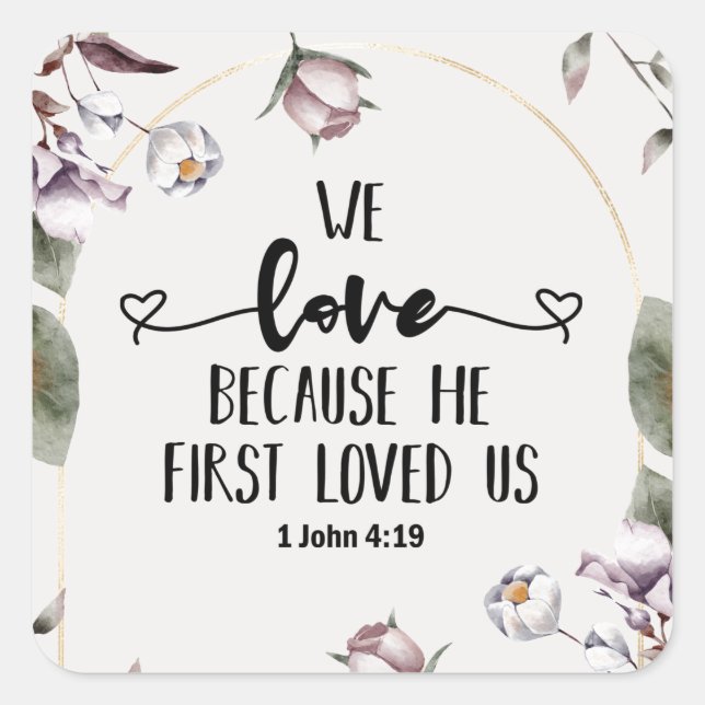1 John 4:19 Wir Liebe, weil er uns zum ersten Mal  Quadratischer Aufkleber (Vorderseite)