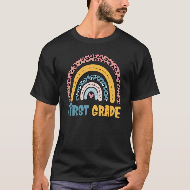 1. Klasse Boho-Regenbogen-Schüler-Lehrer-Rucksack  T-Shirt (Vorderseite)
