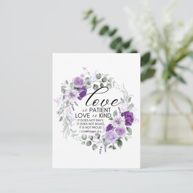 1 Korinther 13:4 Liebe ist Patient Violet Floral Postkarte (Stehend Vorderseite)