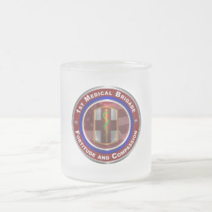 1. Medizinische Brigade Tasse halten