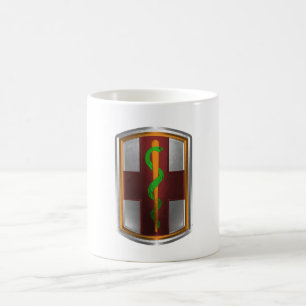 1. Medizinische Brigade Tasse halten